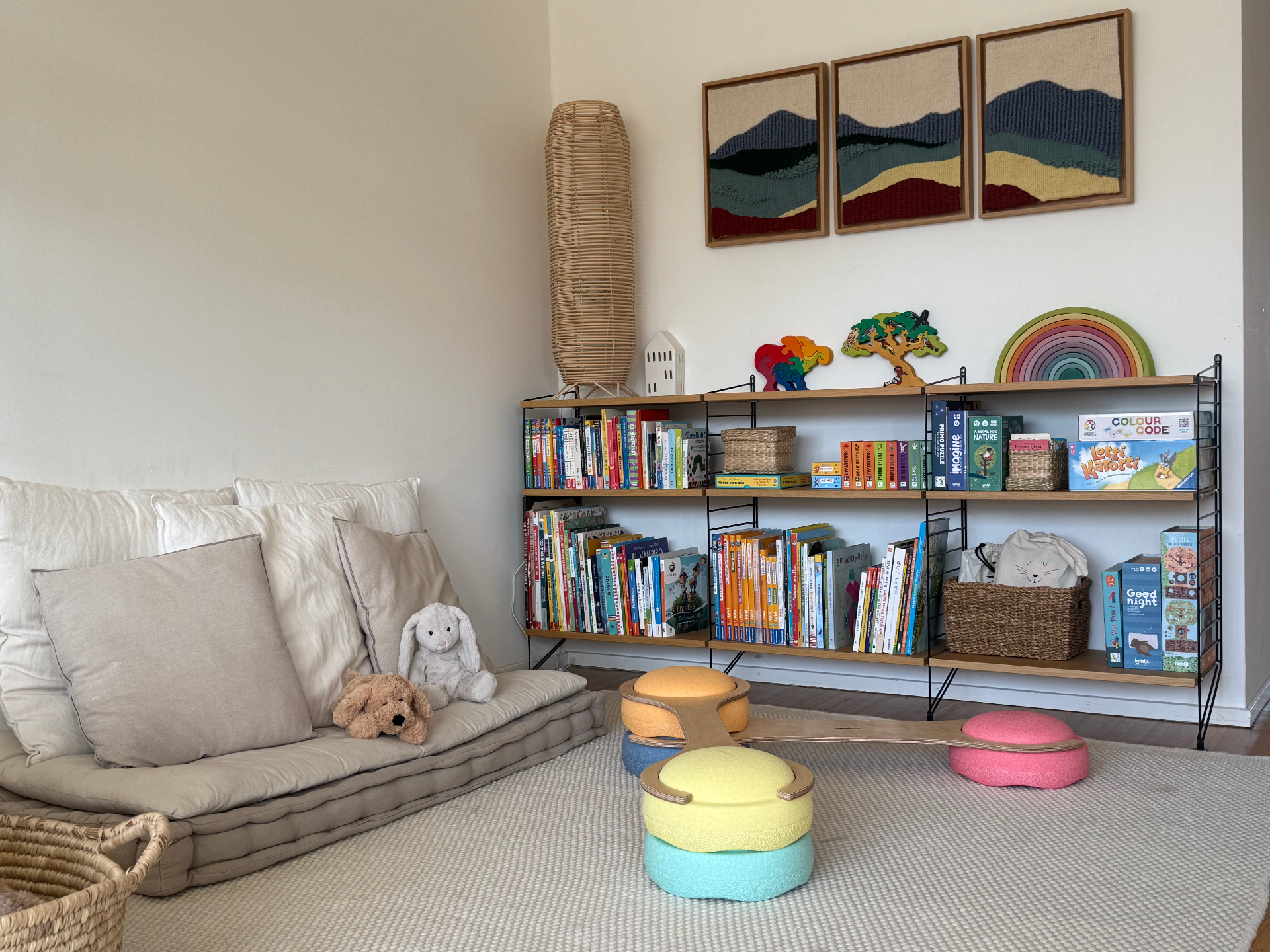 A cosy child-sized corner for autonomous play and family moments